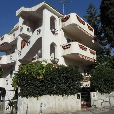 Apartamento Frente Al Mar Con Jardin