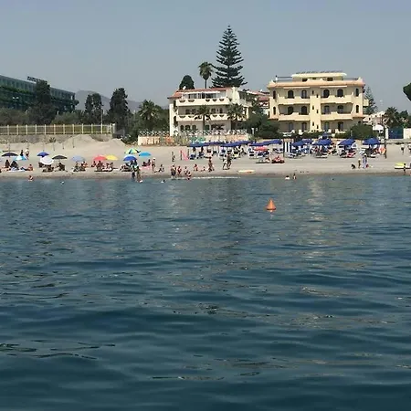 Apartment Apartamento Frente Al Mar Con Jardin Giardini Naxos